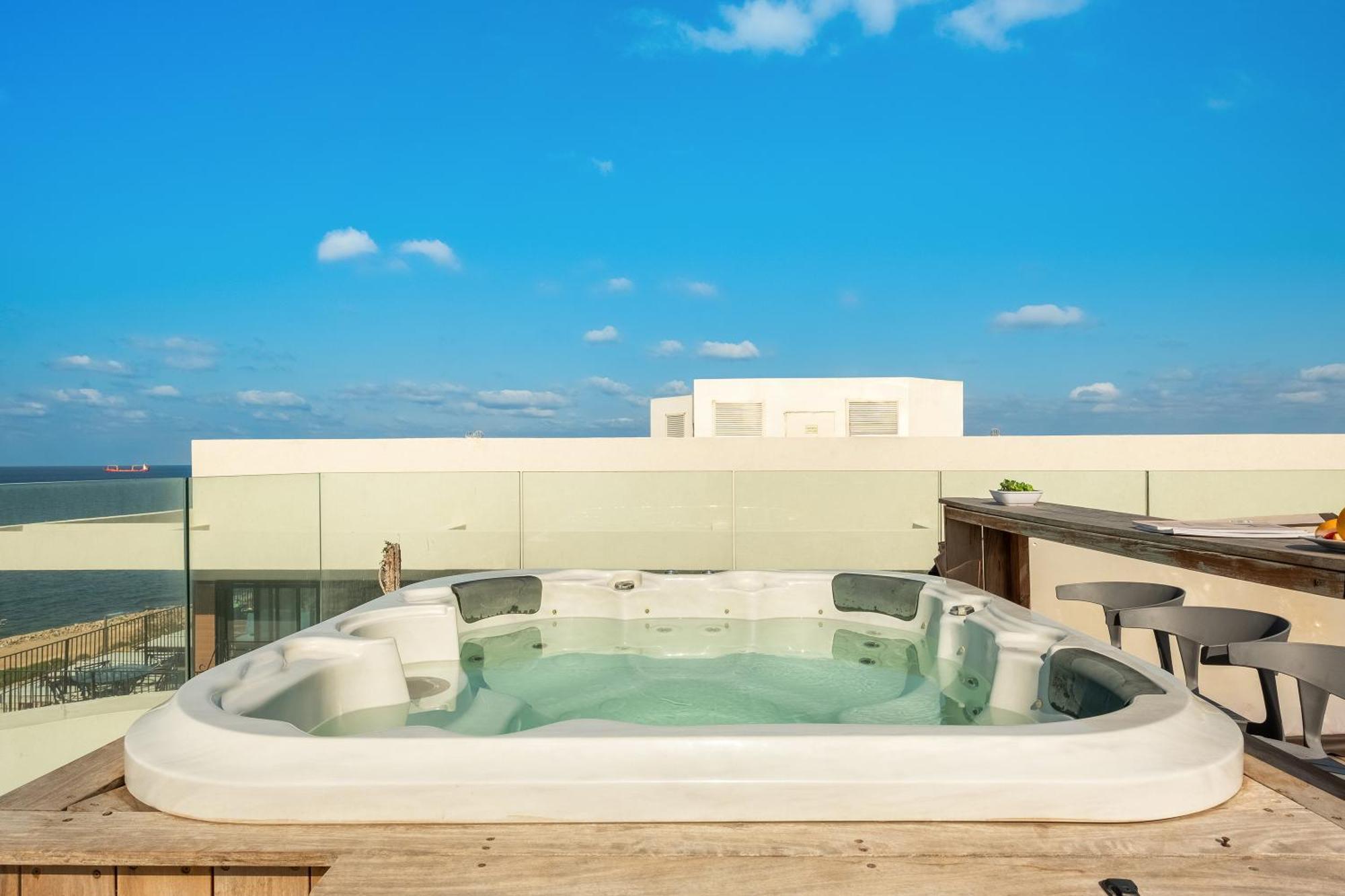 Penthouse 3Br + Roof Top + Parking - On The Beach Haifa Eksteriør billede